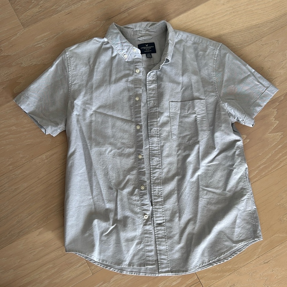 American Eagle men’s button up short sleeve shirt - size Large